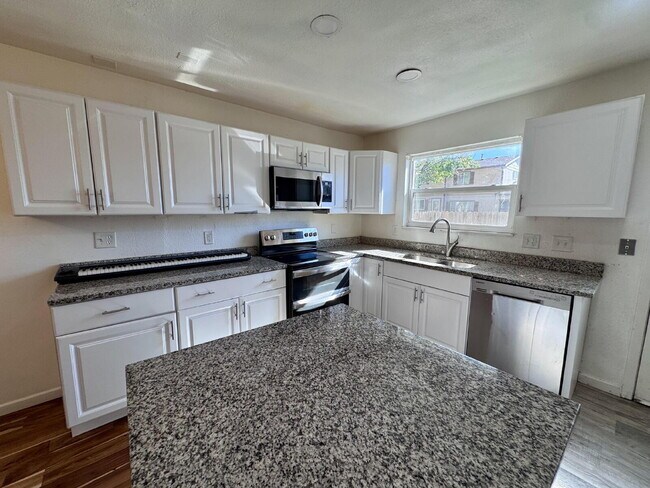 Building Photo - 2507 Rainbow Dr