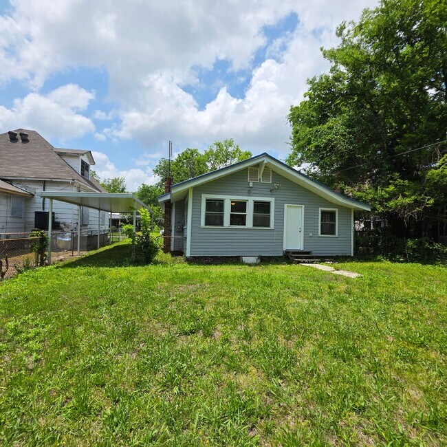 Building Photo - Beautifully Renovated 3 Bedroom 1 Bath Home