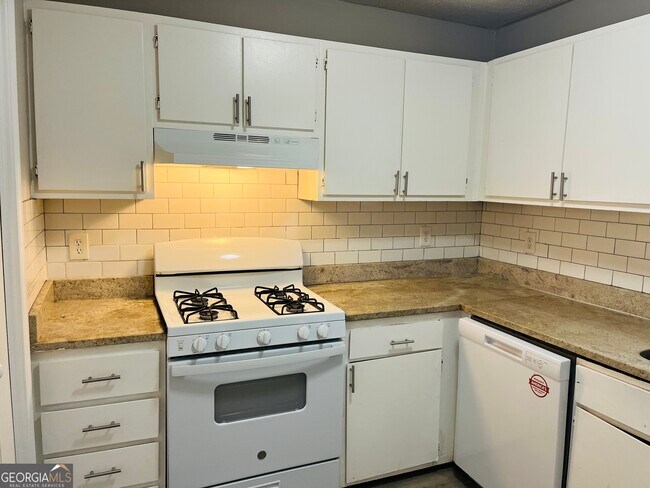 Building Photo - 907 Silverwood Dr