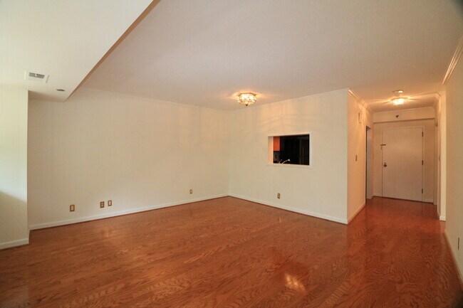 Building Photo - Classy 1/1 Convenience in Crystal City