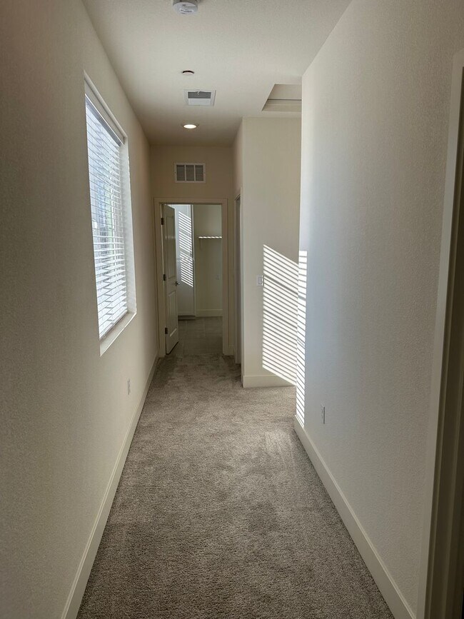Building Photo - 2056 Marina Dr