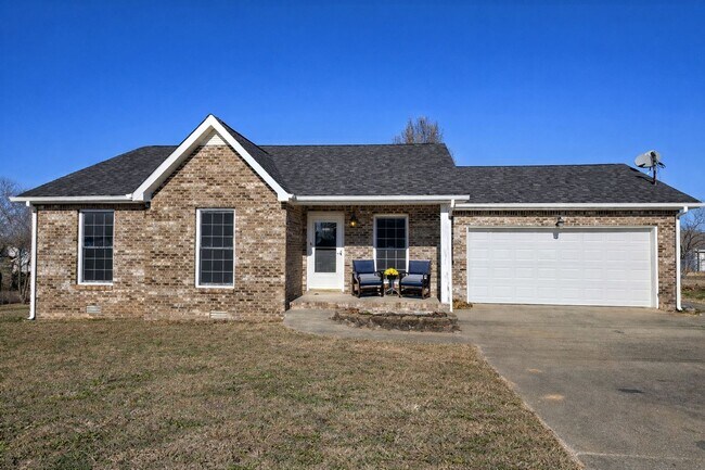 Building Photo - Beautiful 3 Bedroom 2 Bath Home