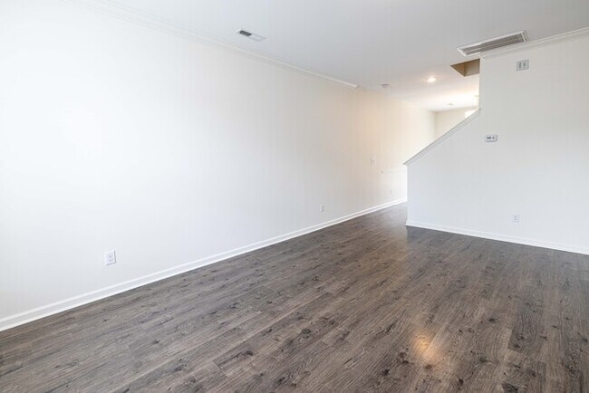 Building Photo - Stunning 3-Bedroom in Northwestern School District with Pool Access & Garage | AUGUST MOVE IN SPE...