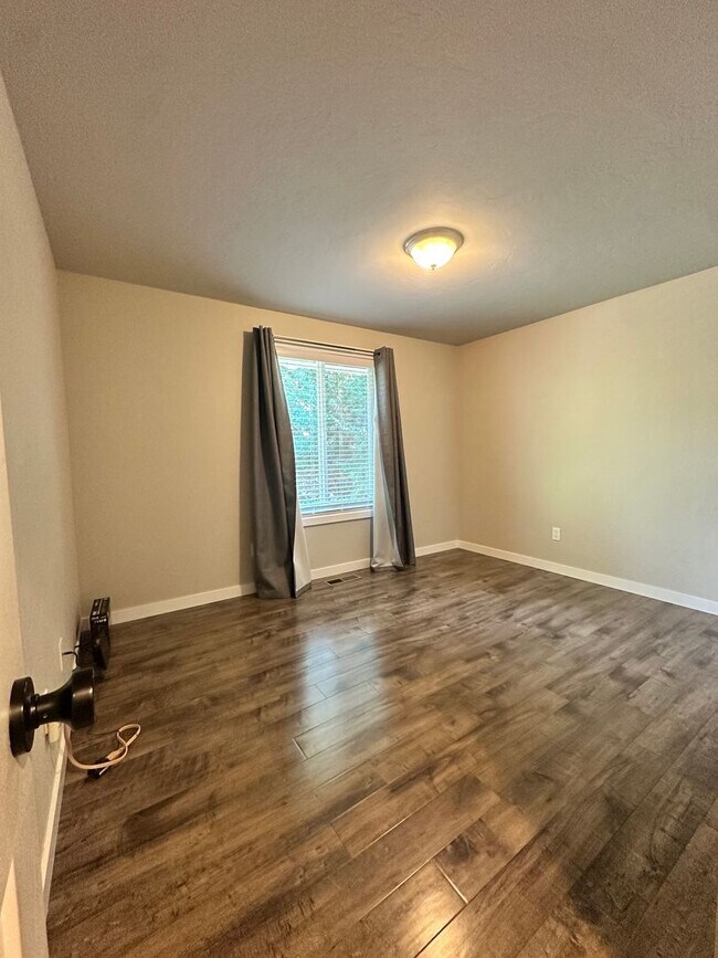 Building Photo - Beautifully Remodeled 3 Bedroom, 2 Bathroom Home – Move-In Ready!