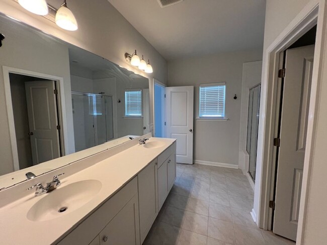 Building Photo - 3 Bedroom 2.5 Bath Townhouse In Marsh View...