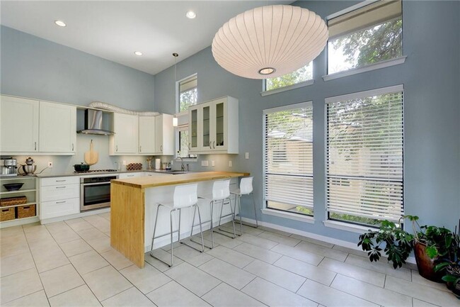 Building Photo - 2303 Doral Dr