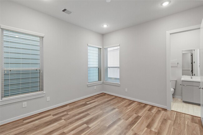 Building Photo - 606 Thornton Rd