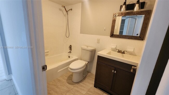 Building Photo - 981 Hillcrest Ct