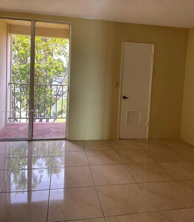 Building Photo - 9220 Fontainebleau Blvd