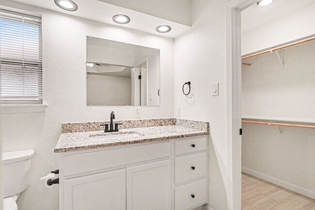 Building Photo - Move In Ready Home with Modern Updates Throughout