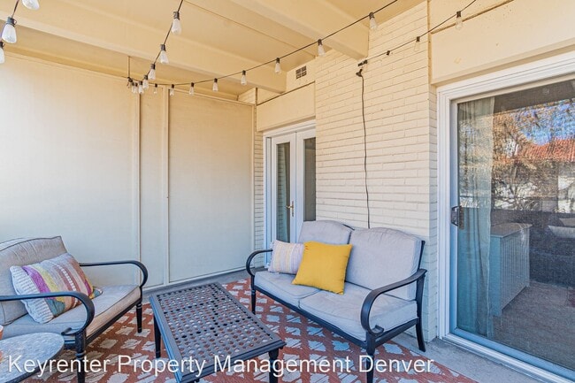 Building Photo - 2 br, 1 bath House - 700 N Washington St #207