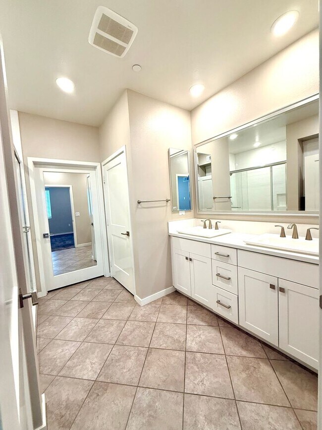 Building Photo - Newer 2 bedroom 2 bath luxury SMART HOME c...