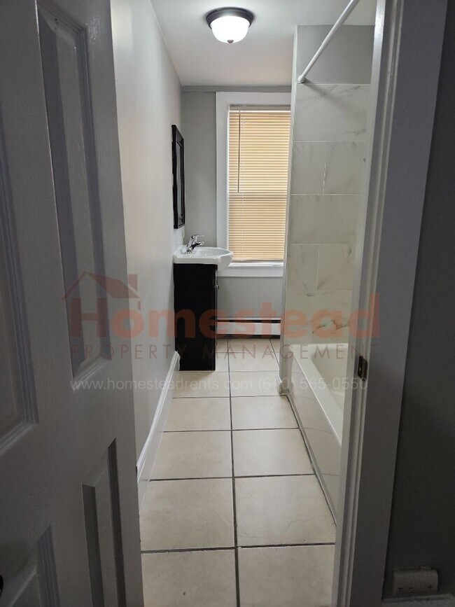 Building Photo - 5 BEDROOM HOME FOR RENT IN COLLINGDALE!
