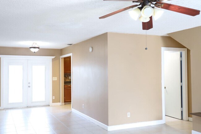 Building Photo - 2303 Seaside Dr