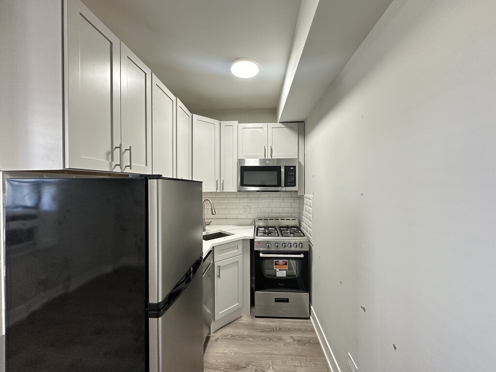 Building Photo - 553 W Belmont Ave