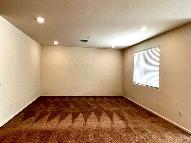 Building Photo - 4 Bedroom Home with 3-Car Garage in Gladde...