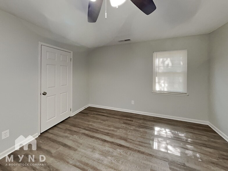 Building Photo - 240 N Hurst Mill Rd