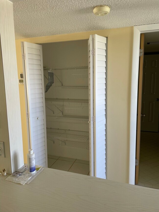 Building Photo - 4750 Cove Cir