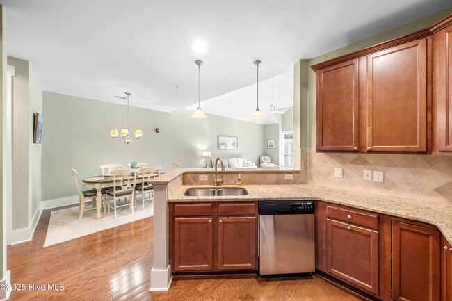 Building Photo - 2537 St James Dr SE