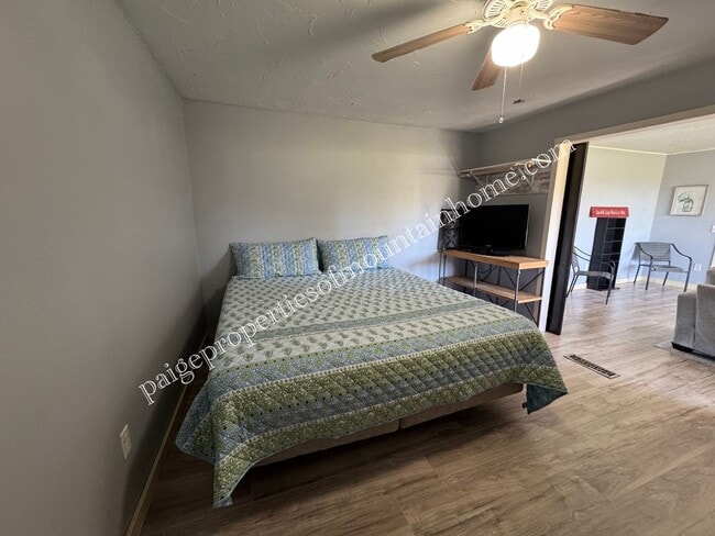Building Photo - Charming 3-Bedroom Home