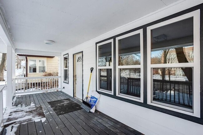 Building Photo - 6 bedroom 2 bathroom available 06/01/2026