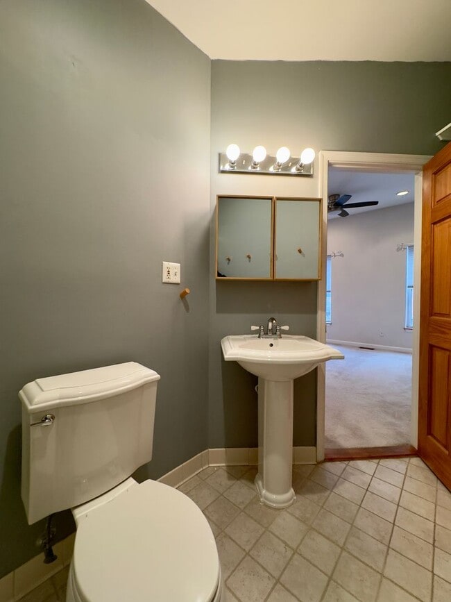 Building Photo - Charming 2 Bedroom/2.5 Bathroom in South Baltimore, MD!