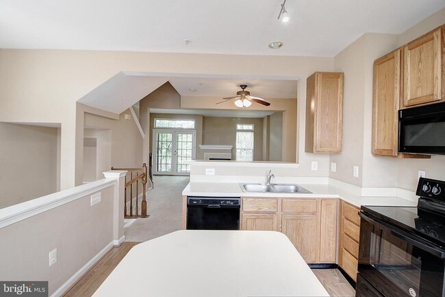 Building Photo - 586 Eisenhower Dr