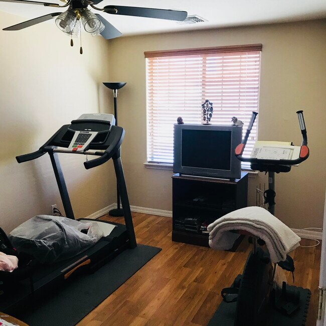 Building Photo - 8851 W Augusta Ave