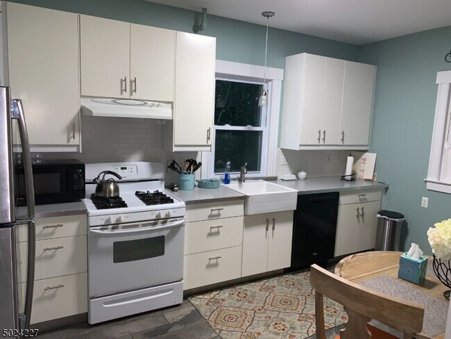 Building Photo - 36 Burnet St