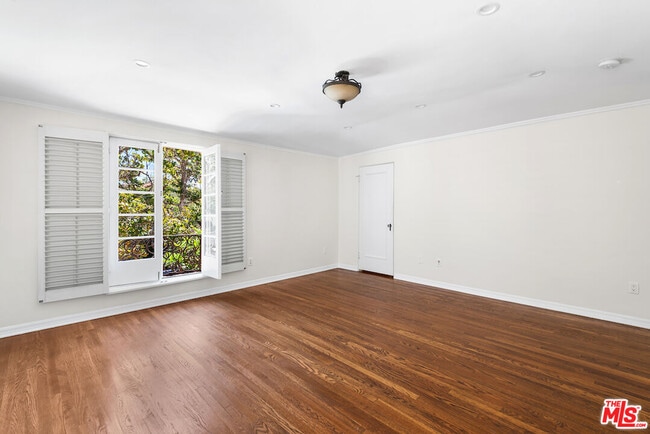 Building Photo - 119 N Orange Dr