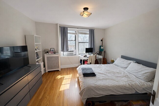 Building Photo - 15 Park Dr