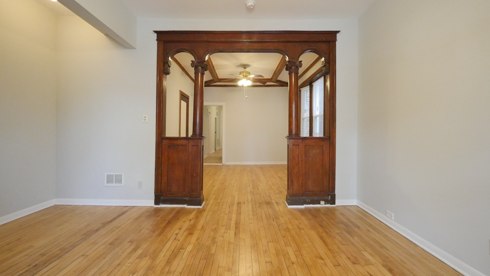 Building Photo - 1422 N Maplewood Ave