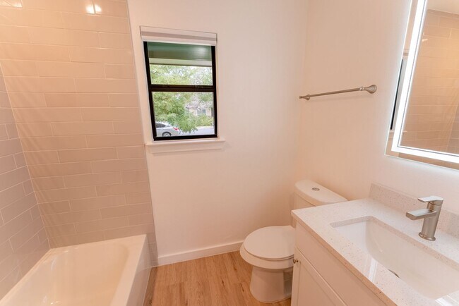 Building Photo - Incredible Windsor Park location right in the heart of Austin!