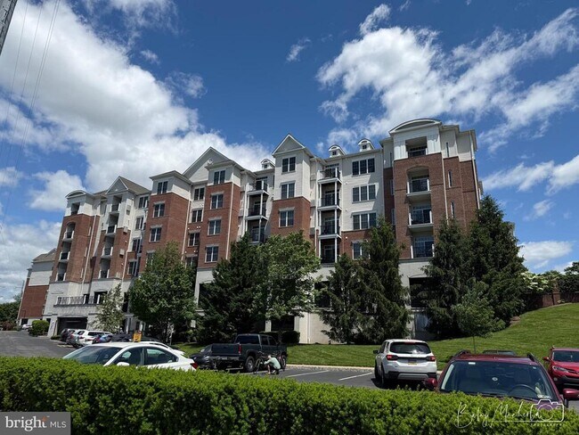 Building Photo - 350 W Elm St