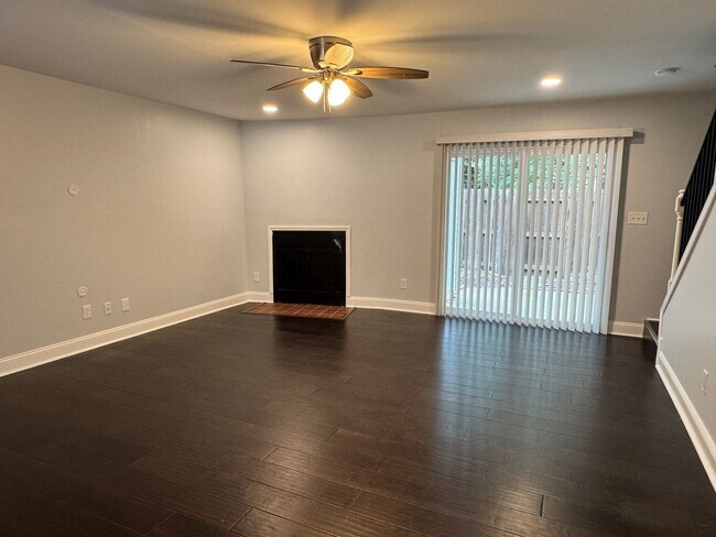 Building Photo - 3 Bedroom, 2.5 Bathroom Townhouse in Greensboro, NC!