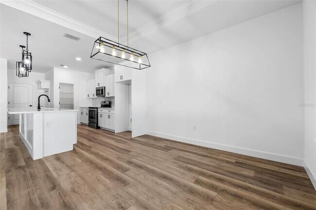 Building Photo - 6670 SW 13th Ln