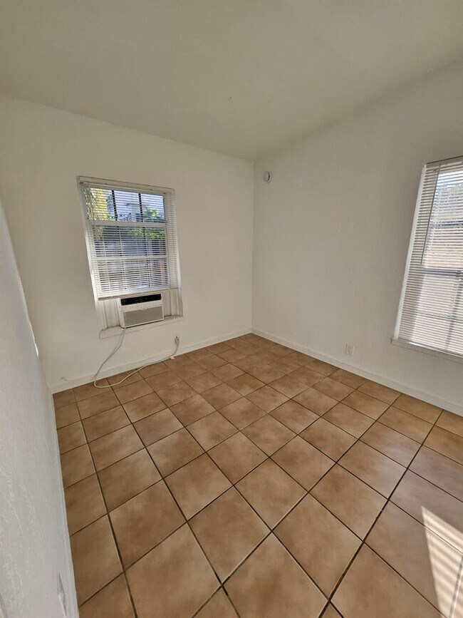 Building Photo - 1100 NE 12th Ave