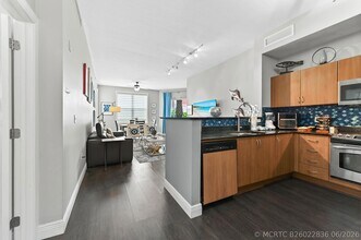 Building Photo - 804 E Windward Way