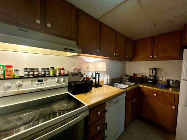 Building Photo - 3720 Inverrary Dr