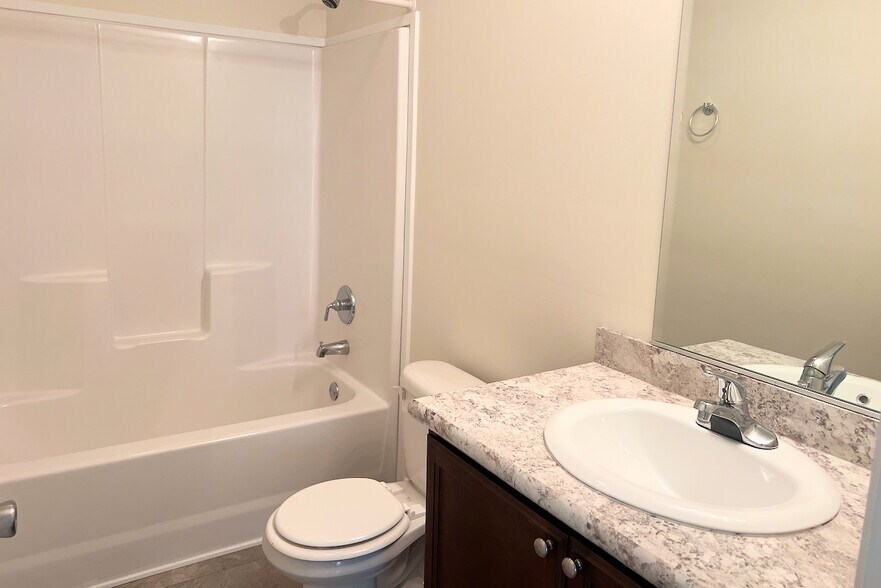 Building Photo - 1585 Country Club Dr
