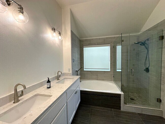 Building Photo - Single Story, 3 Bedroom, 2 Bathroom Home f...