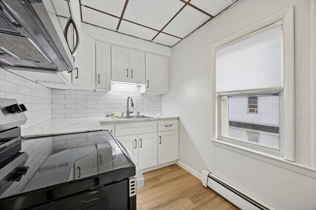 Building Photo - Bright and Airy 1-Bedroom with Private Ent...