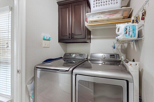 Building Photo - Lakeview Bliss: Your Dream Home Awaits! Community Pool and Park