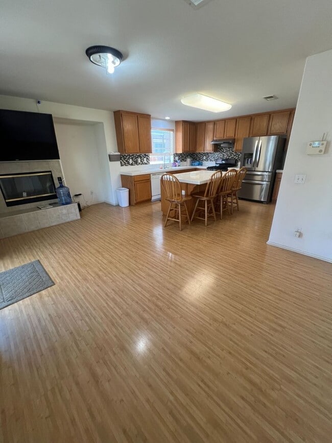 Building Photo - Spacious 6-Bedroom Home with Loft in Prime...