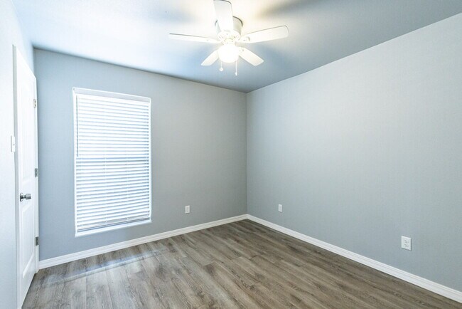 Building Photo - Great townhome!