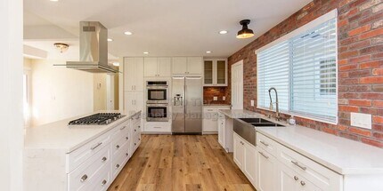 Building Photo - Single Family Home!! 3 beds, 2 baths- additional bonus room with kitchen and private entrance.