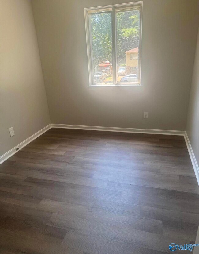 Building Photo - 2416 Hanover Dr NW