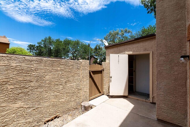 Building Photo - 4114 E UNION HILLS Dr