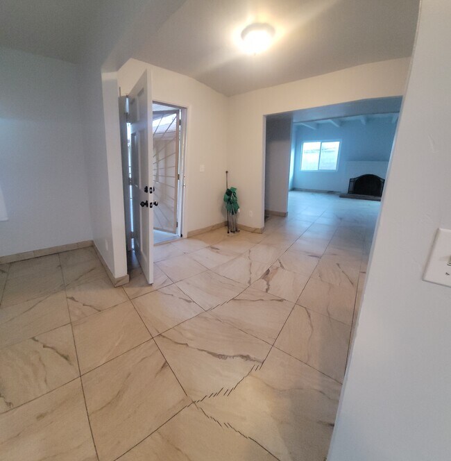 Building Photo - 711 E 7th Ave