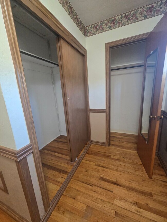 Building Photo - 4 Br 3 Ba + Flex w/ Fireplace